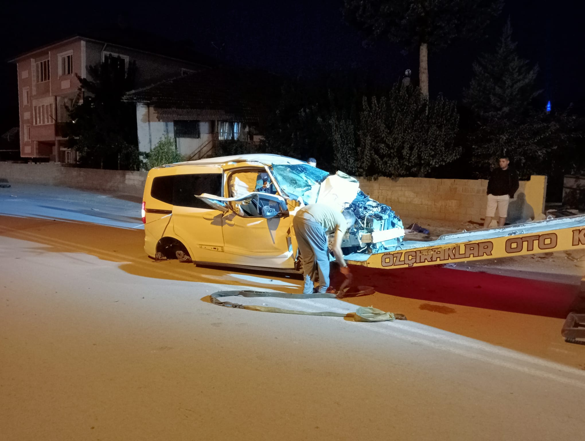 Burdur’da Araç Elektrik Direğine Çarptı: 2 Kişi Yaralandı!