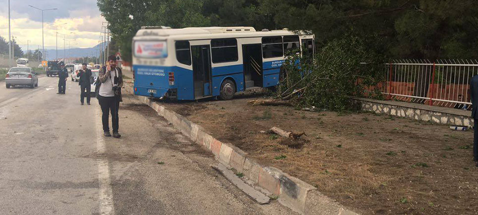 Burdur’da özel halk otobüsü kaza yaptı